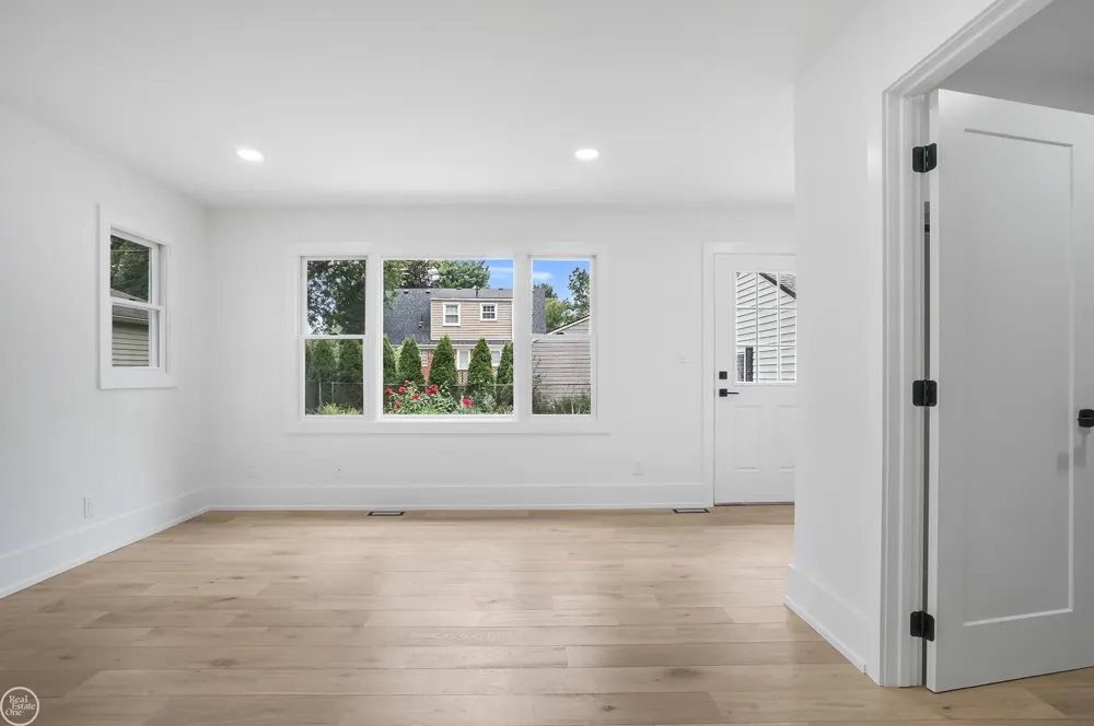 18870 Beverly Road Beverly Hills Village, MI 48025