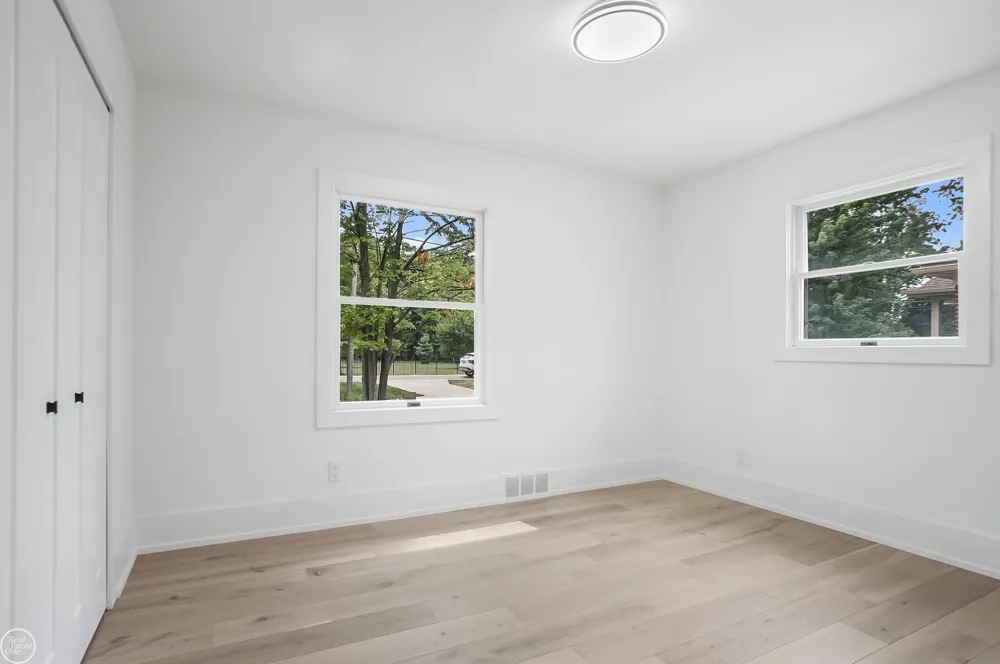 18870 Beverly Road Beverly Hills Village, MI 48025