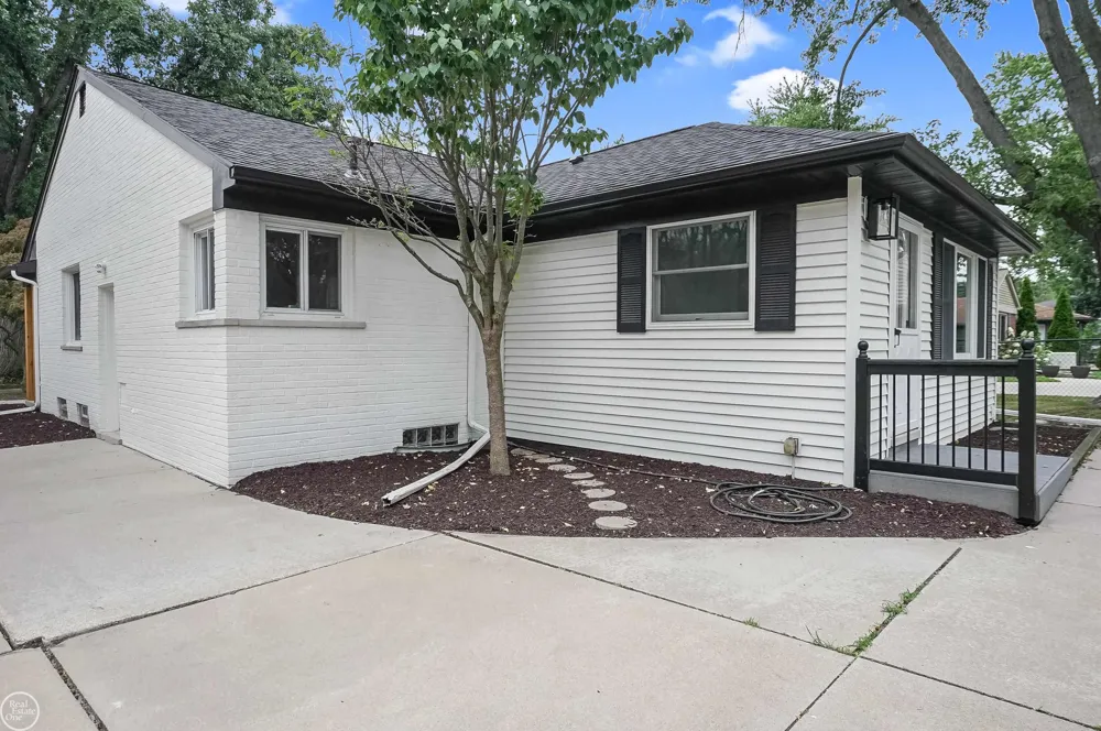 18870 Beverly Road Beverly Hills Village, MI 48025
