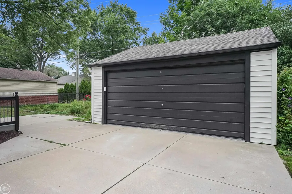 18870 Beverly Road Beverly Hills Village, MI 48025