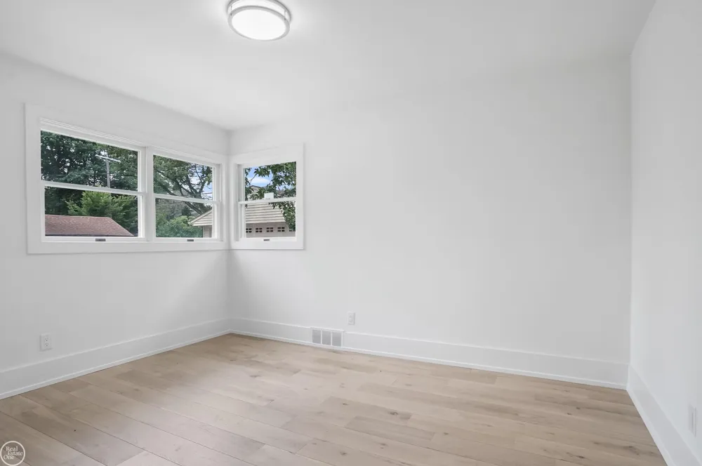 18870 Beverly Road Beverly Hills Village, MI 48025