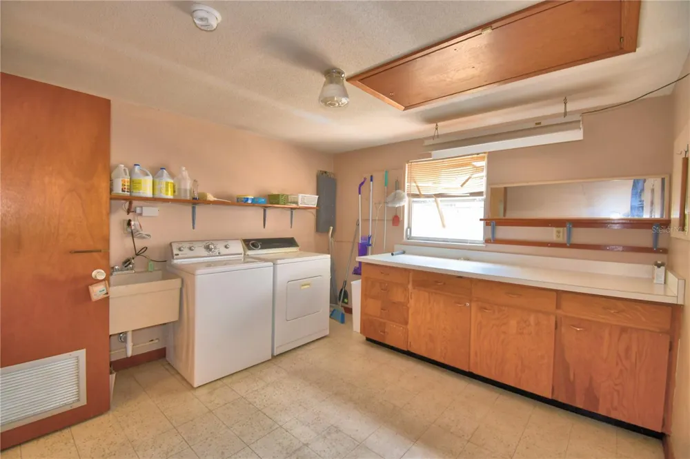 2521 MCCRANIE PLACE Lakeland, FL 33801
