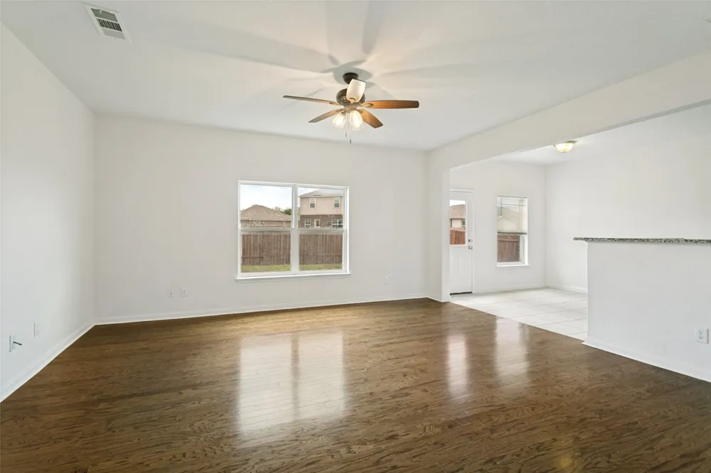 215 SILVERLEAF DRIVE Princeton, TX 75407