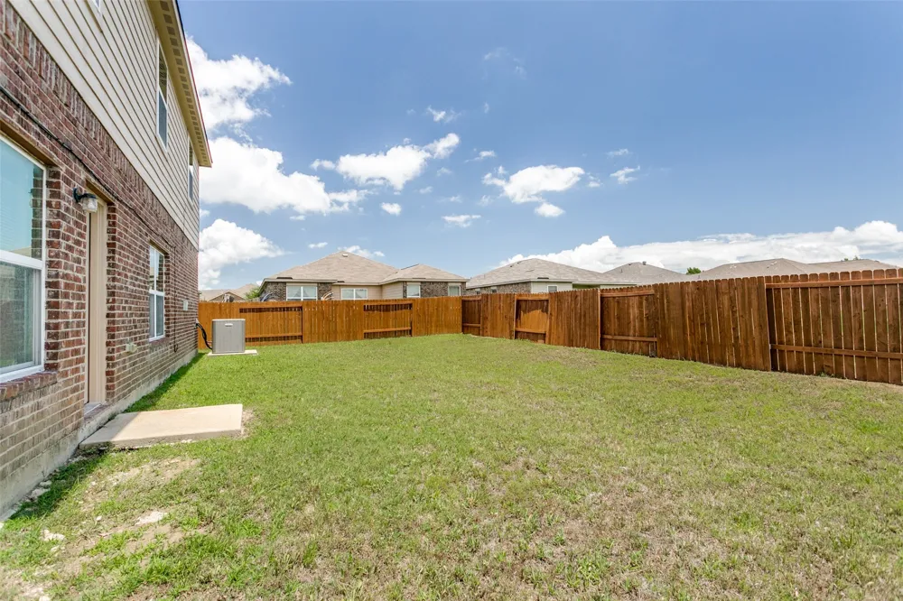 215 SILVERLEAF DRIVE Princeton, TX 75407