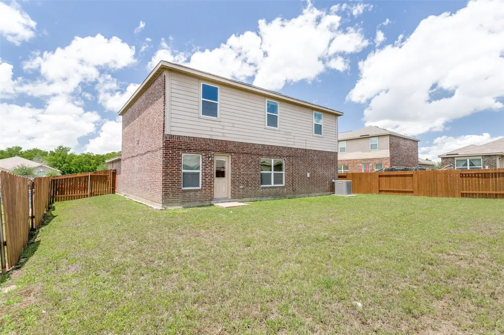 215 SILVERLEAF DRIVE Princeton, TX 75407