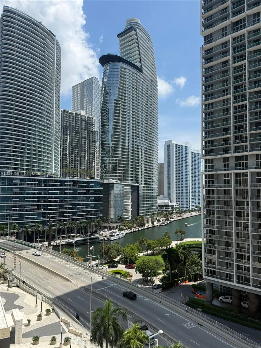 55 SE 6th St #2404 Miami, FL 33131