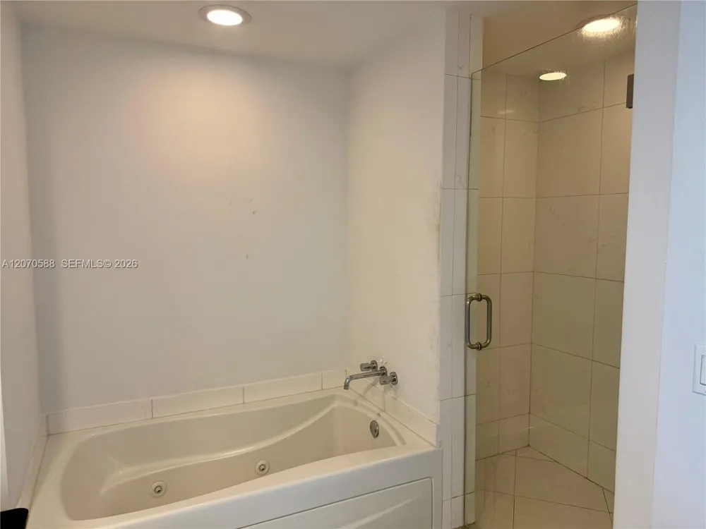 55 SE 6th St #2404 Miami, FL 33131