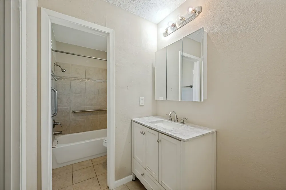 204 E Cunningham Avenue Crowley, TX 76036