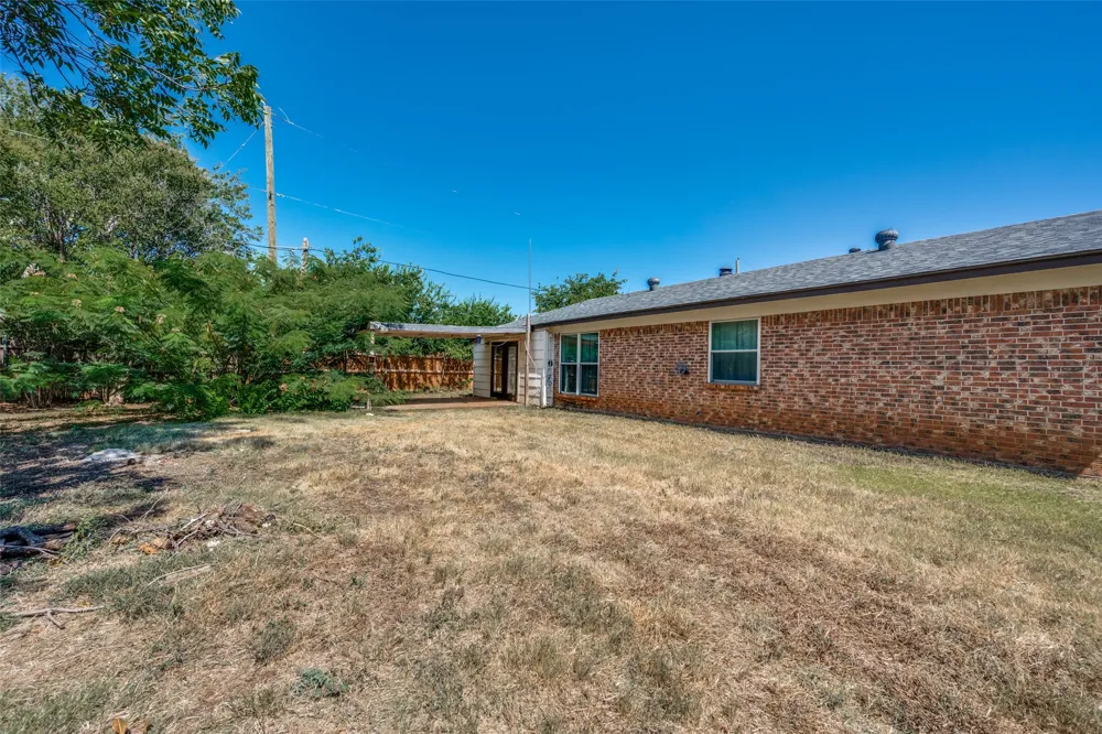 204 E Cunningham Avenue Crowley, TX 76036