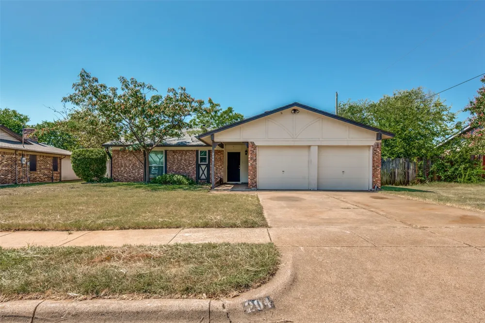 204 E Cunningham Avenue Crowley, TX 76036