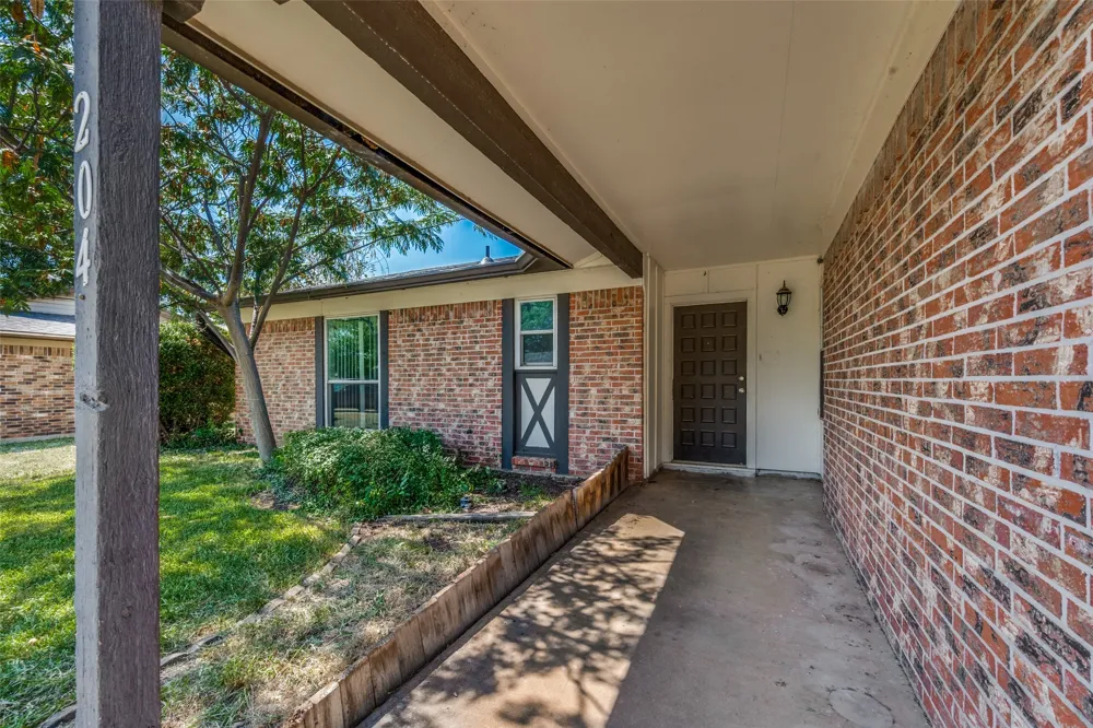 204 E Cunningham Avenue Crowley, TX 76036