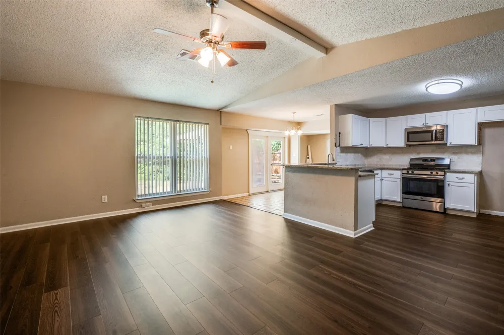 204 E Cunningham Avenue Crowley, TX 76036