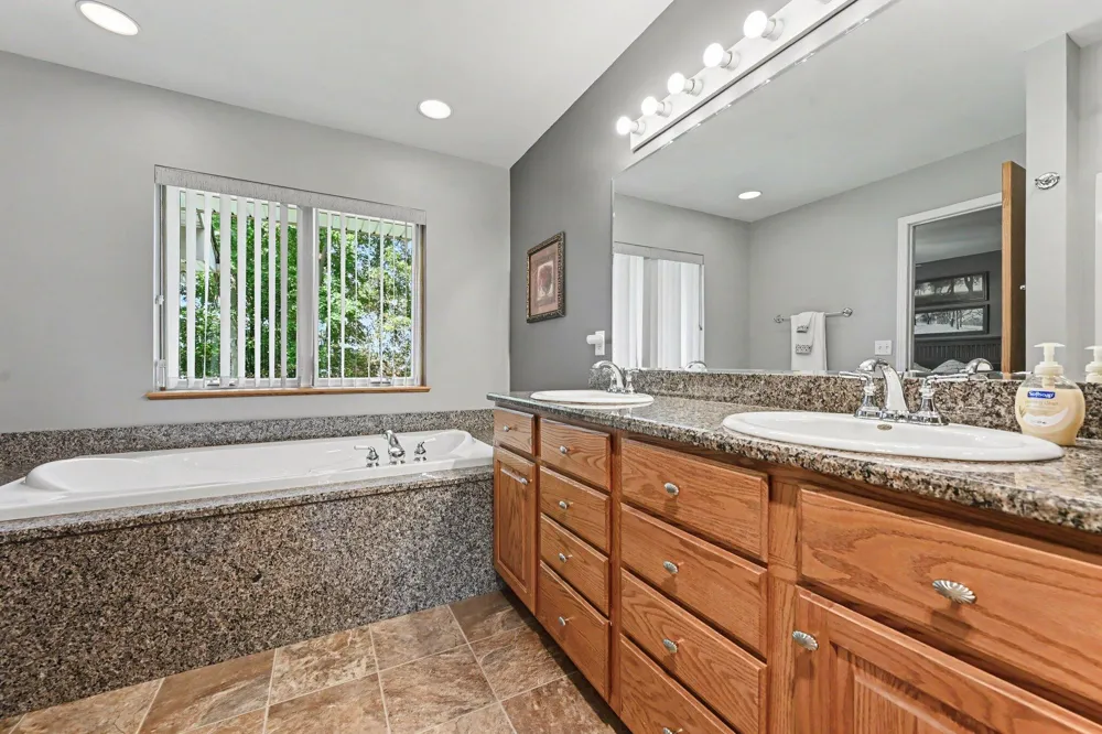 51408 Summit Street Paw Paw, MI 49079