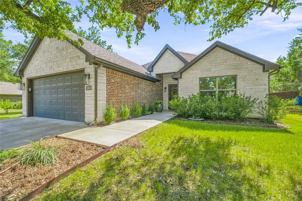 5004 Moss Rock Trail Granbury, TX 76048