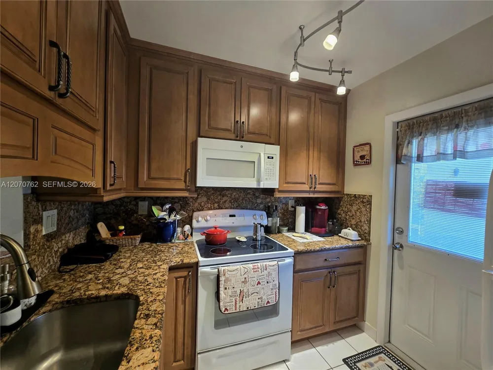 3405 NW 48th Ave #601 Lauderdale Lakes, FL 33319