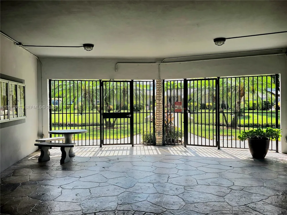 3405 NW 48th Ave #601 Lauderdale Lakes, FL 33319