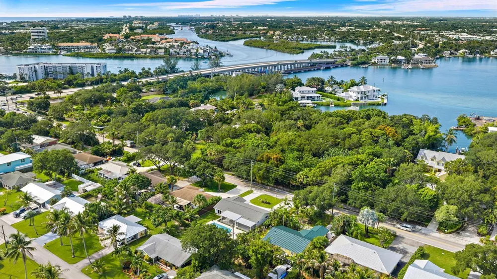 109 E RIVERSIDE DRIVE Jupiter, FL 33469