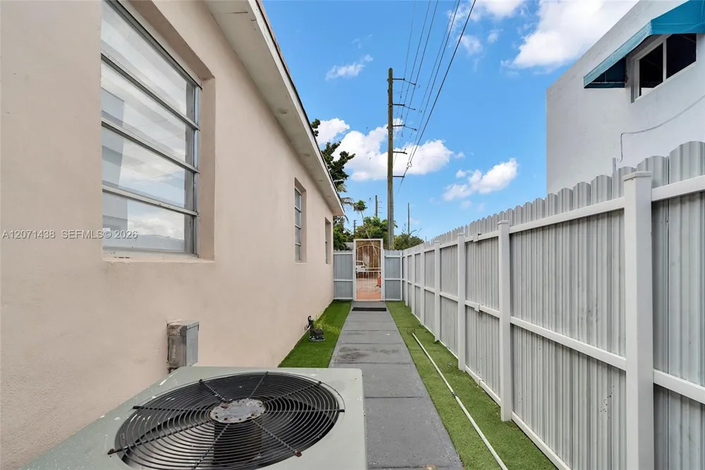 31 SW 58th Ct Miami, FL 33144