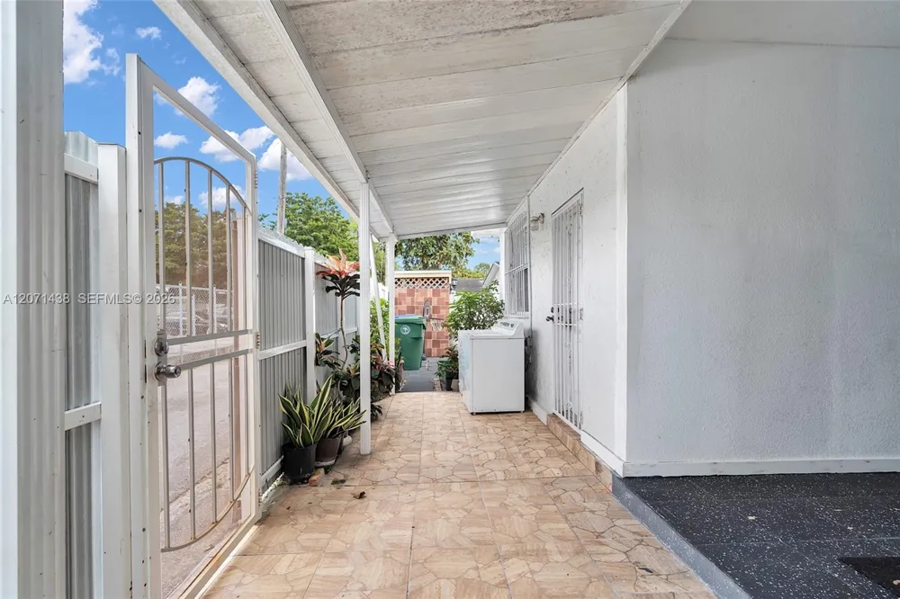 31 SW 58th Ct Miami, FL 33144