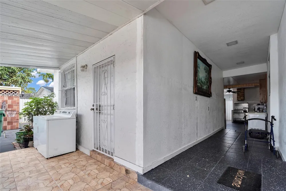 31 SW 58th Ct Miami, FL 33144