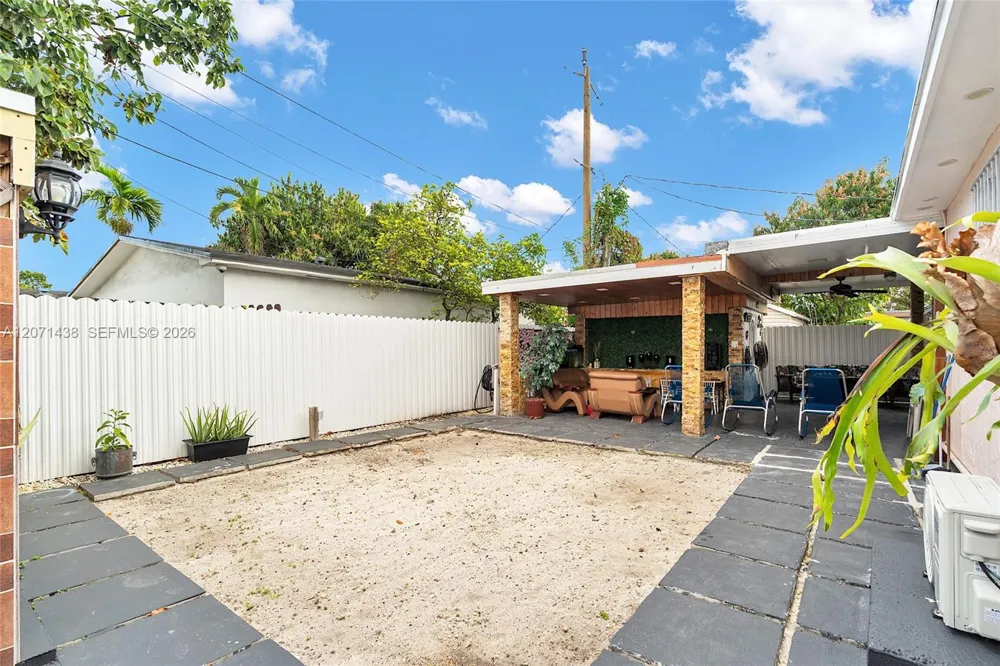 31 SW 58th Ct Miami, FL 33144