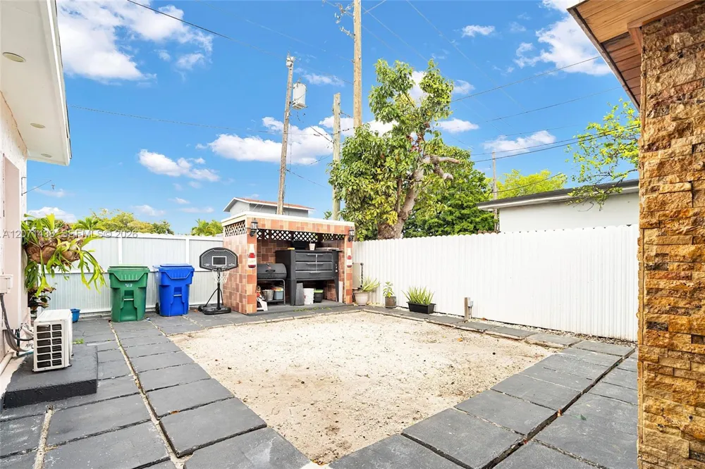 31 SW 58th Ct Miami, FL 33144