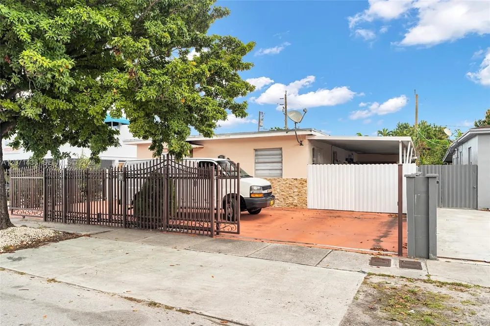 31 SW 58th Ct Miami, FL 33144