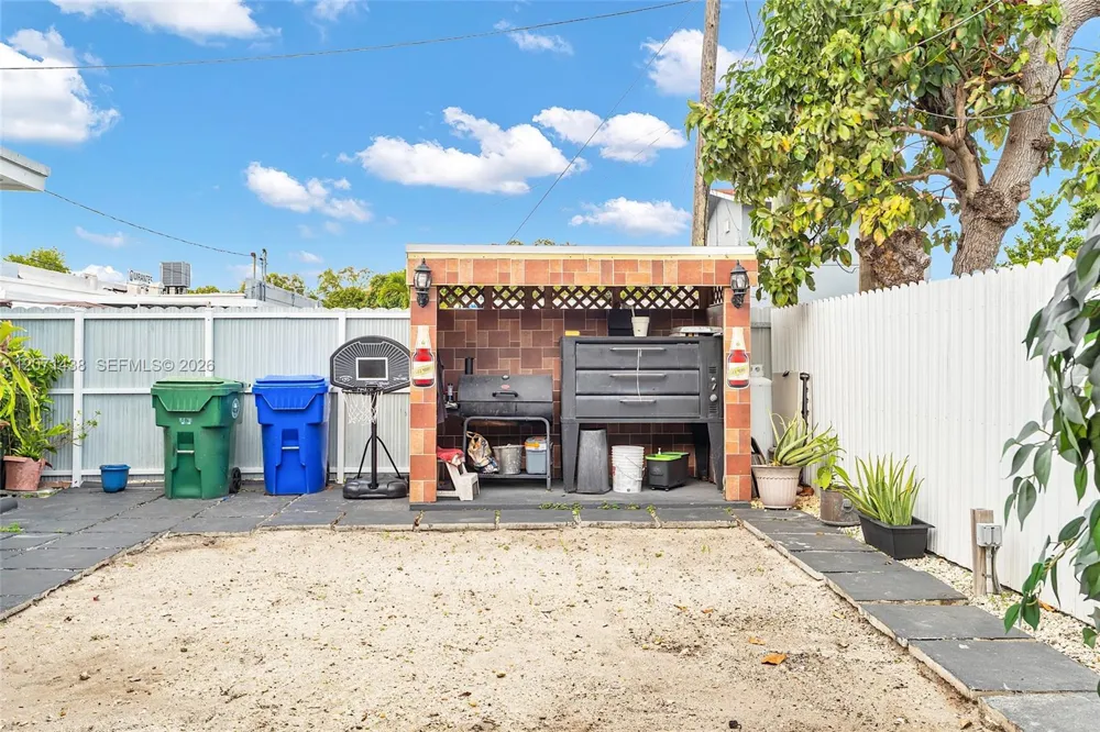 31 SW 58th Ct Miami, FL 33144