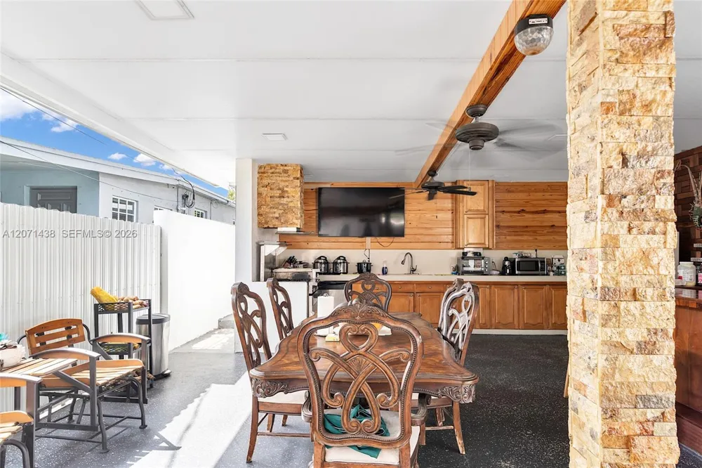 31 SW 58th Ct Miami, FL 33144