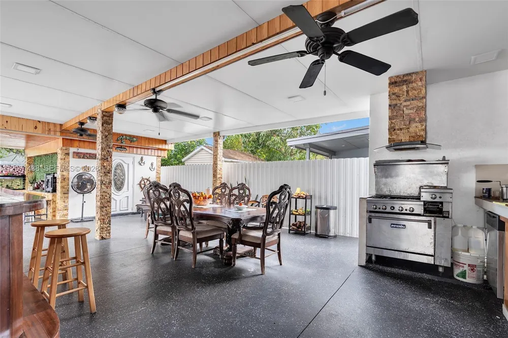 31 SW 58th Ct Miami, FL 33144
