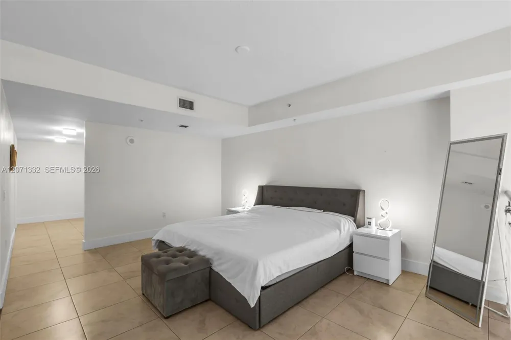 41 SE 5th St #908 Miami, FL 33131