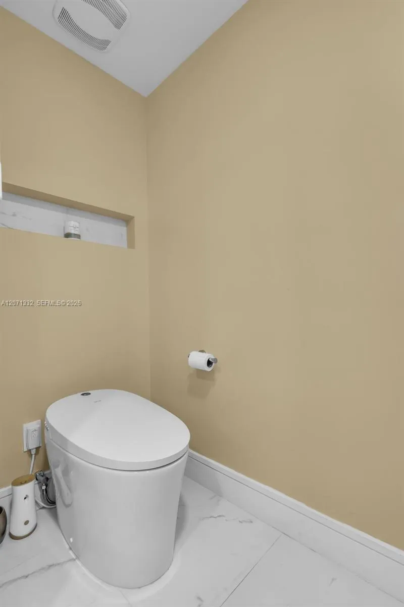 41 SE 5th St #908 Miami, FL 33131