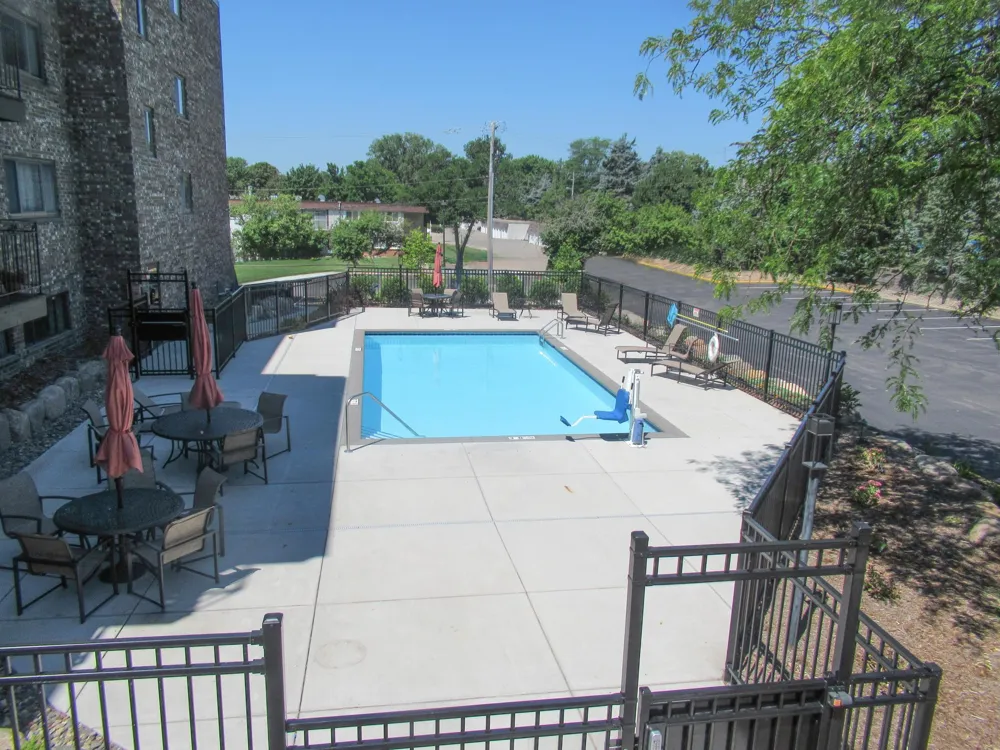 4100 Parklawn Avenue #218 Edina, MN 55435