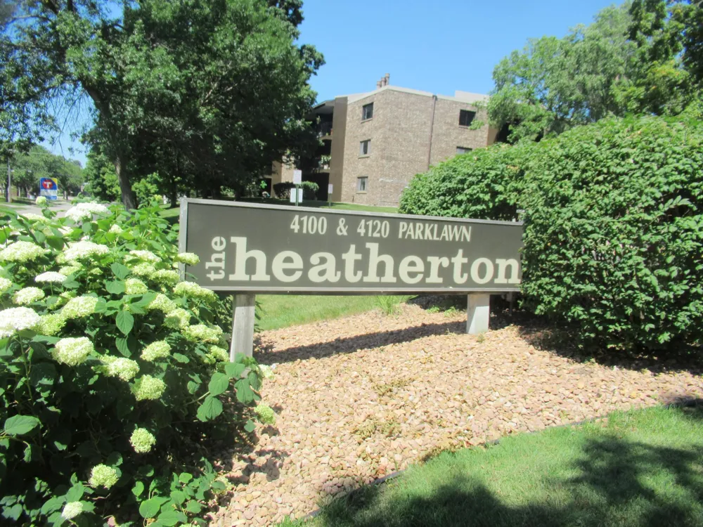 4100 Parklawn Avenue #218 Edina, MN 55435