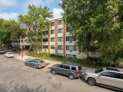 2700 W 44th Street #212
