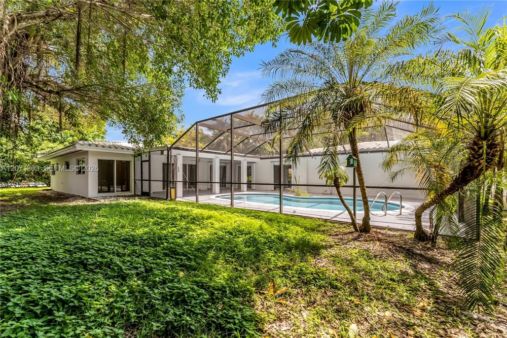 11890 SW 72nd Pl Pinecrest, FL 33156