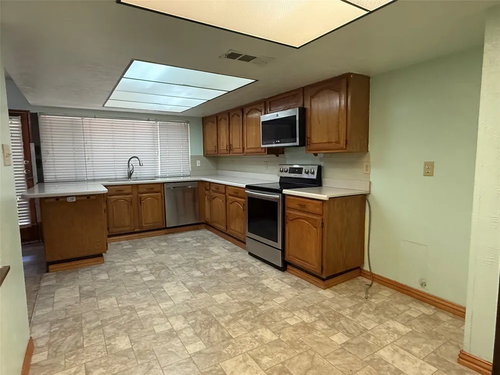 2114 Burrows Trail Grand Prairie, TX 75052