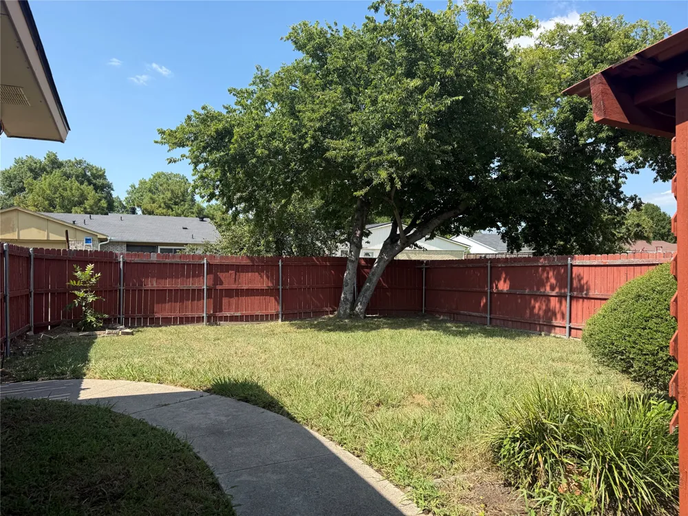 2114 Burrows Trail Grand Prairie, TX 75052