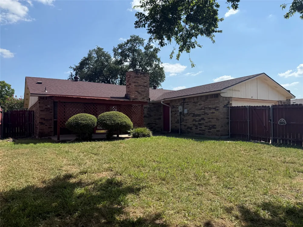 2114 Burrows Trail Grand Prairie, TX 75052