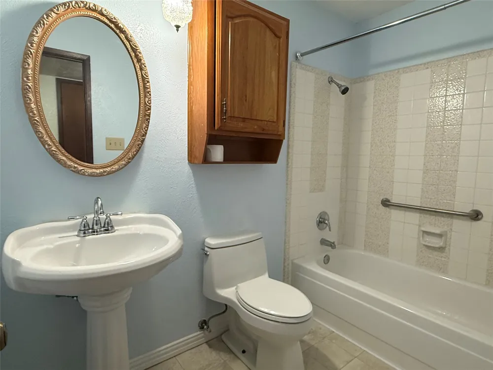 2114 Burrows Trail Grand Prairie, TX 75052