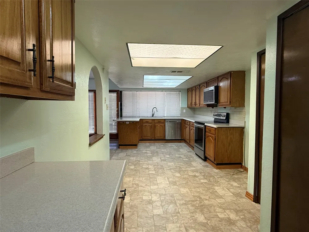 2114 Burrows Trail Grand Prairie, TX 75052