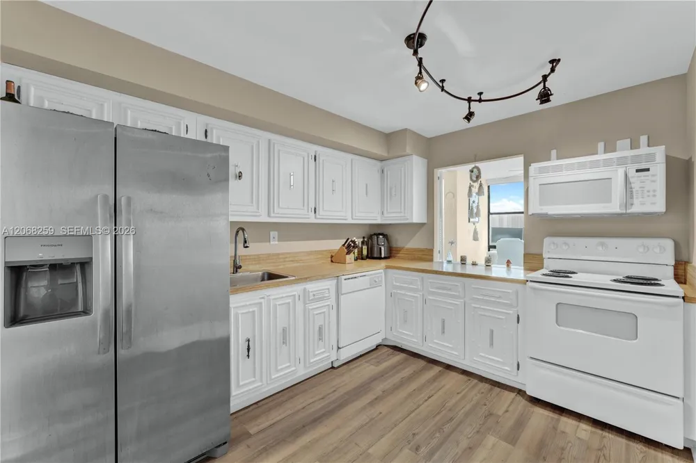 1000 Parkview Dr #1007 Hallandale Beach, FL 33009