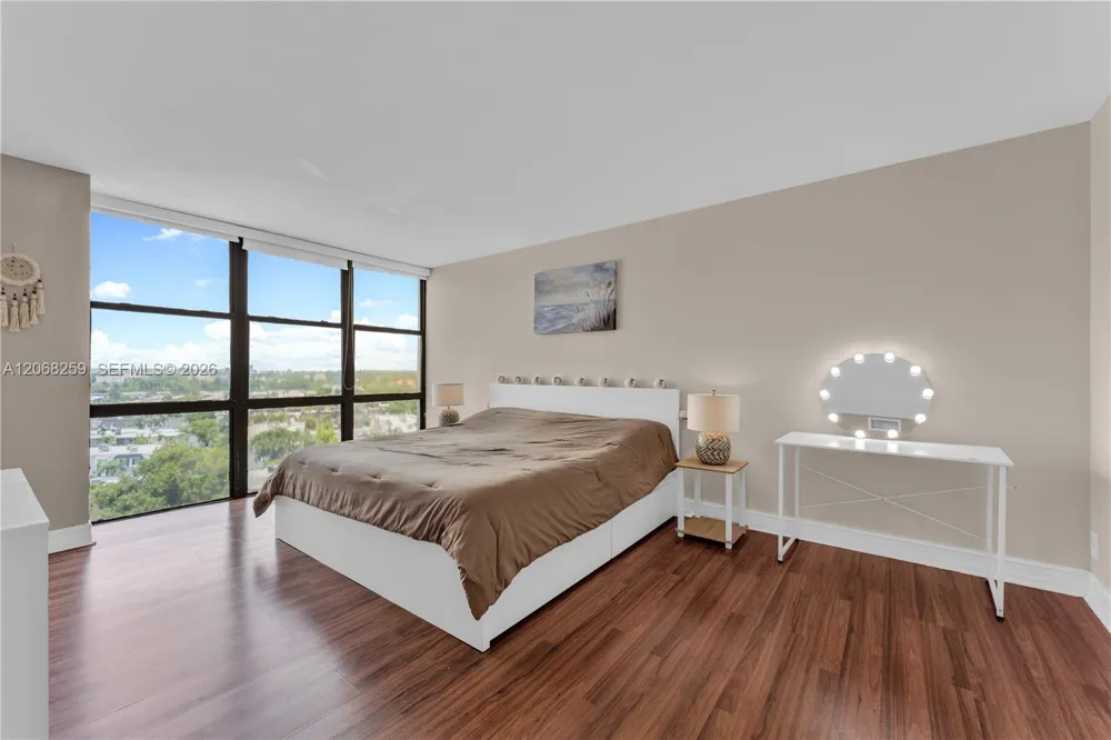 1000 Parkview Dr #1007 Hallandale Beach, FL 33009