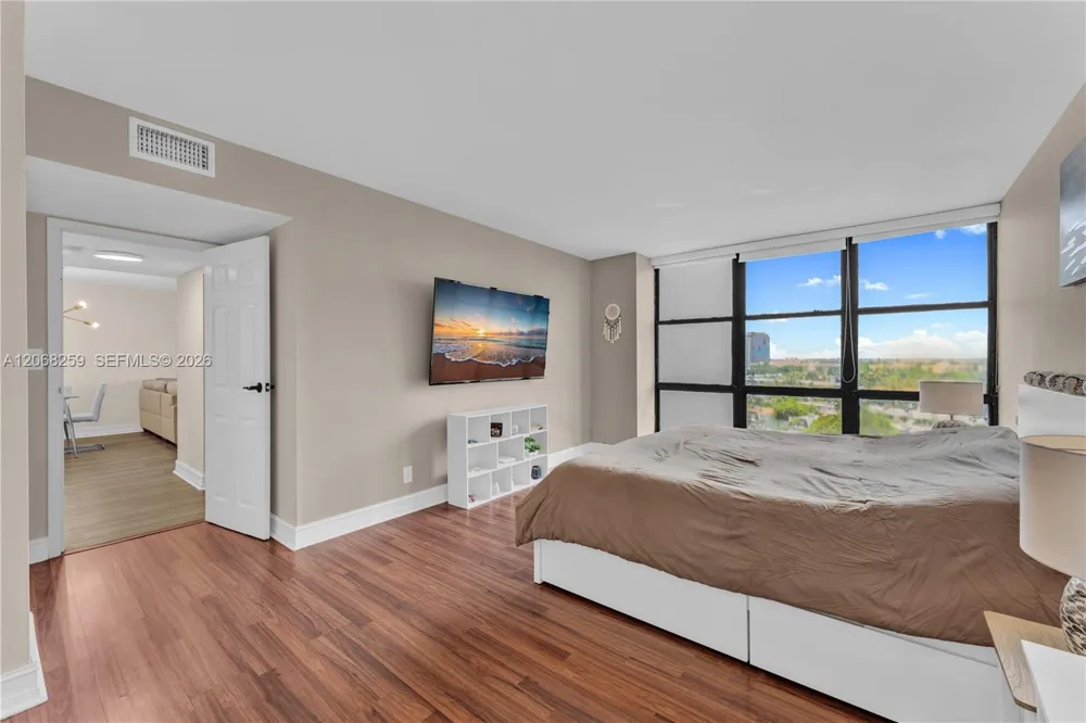 1000 Parkview Dr #1007 Hallandale Beach, FL 33009