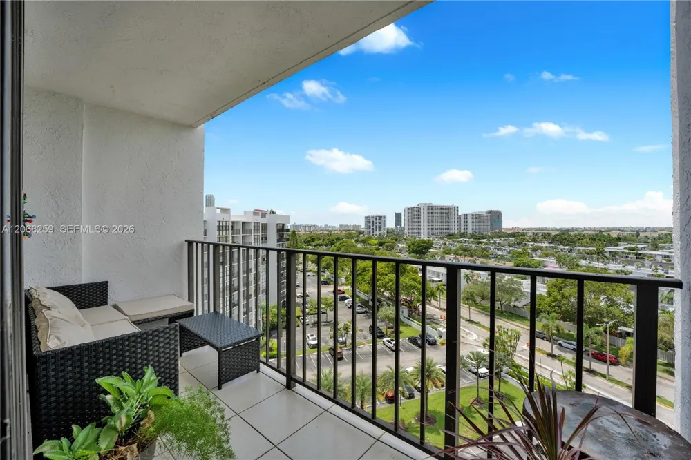1000 Parkview Dr #1007 Hallandale Beach, FL 33009