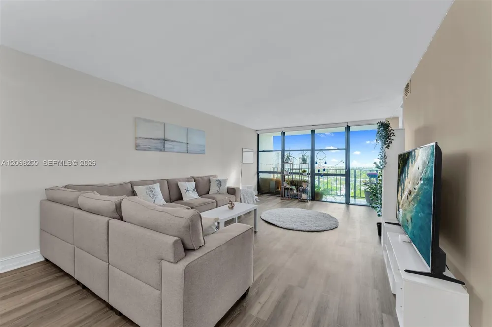 1000 Parkview Dr #1007 Hallandale Beach, FL 33009