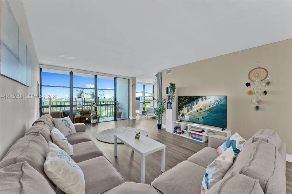 1000 Parkview Dr #1007 Hallandale Beach, FL 33009