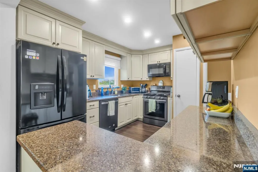 10 Overlook Avenue Emerson, NJ 07630
