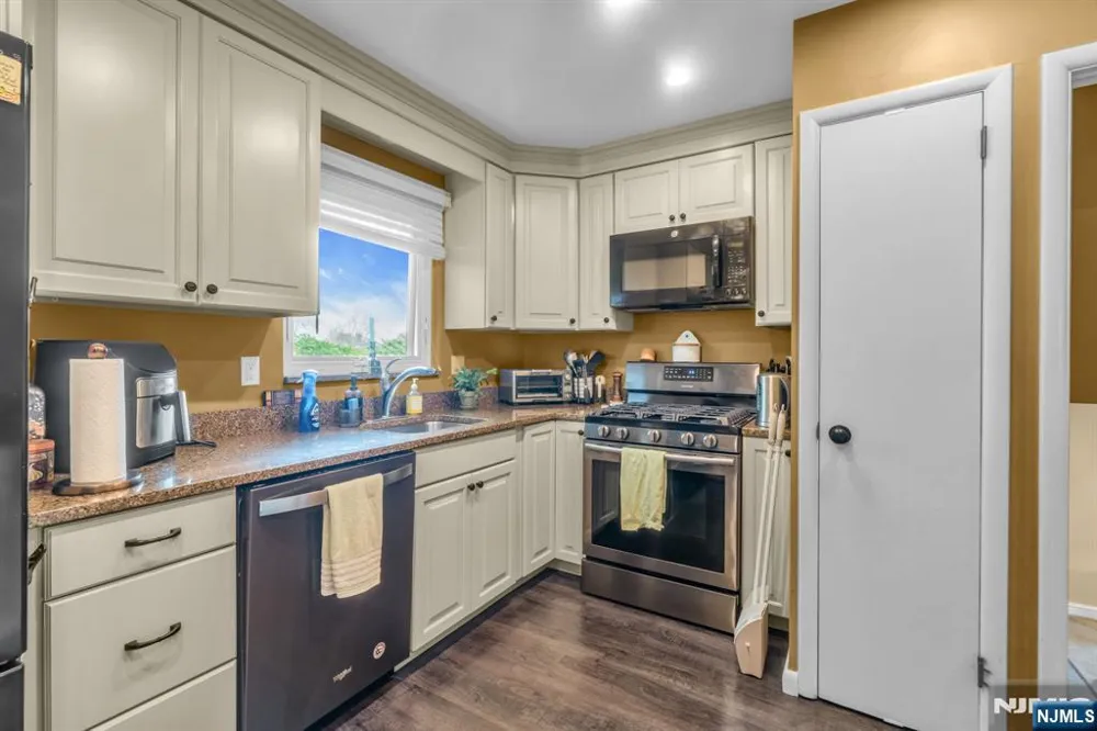 10 Overlook Avenue Emerson, NJ 07630