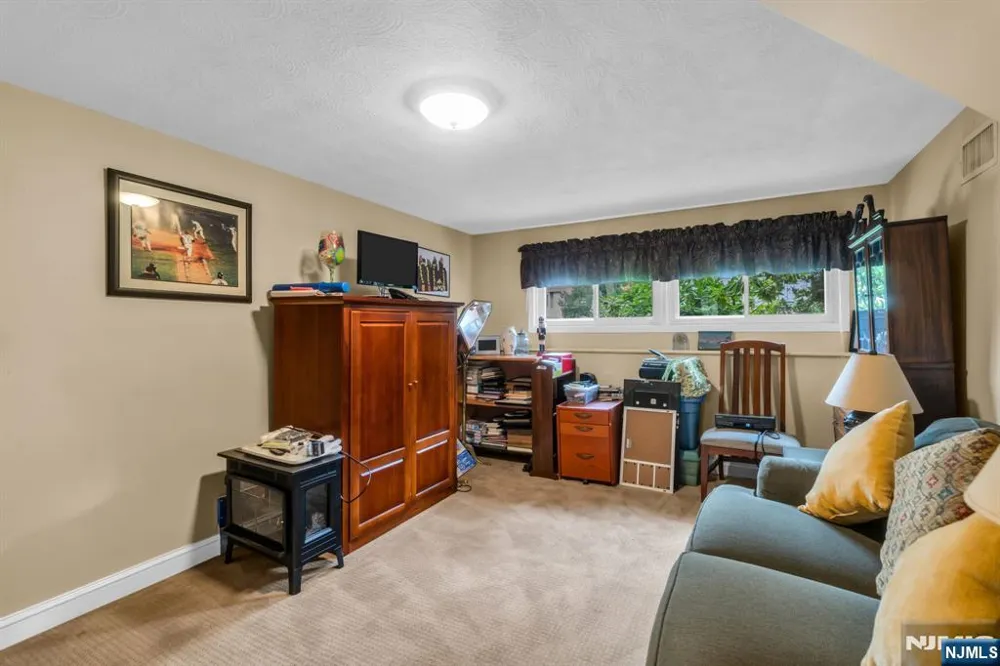 10 Overlook Avenue Emerson, NJ 07630